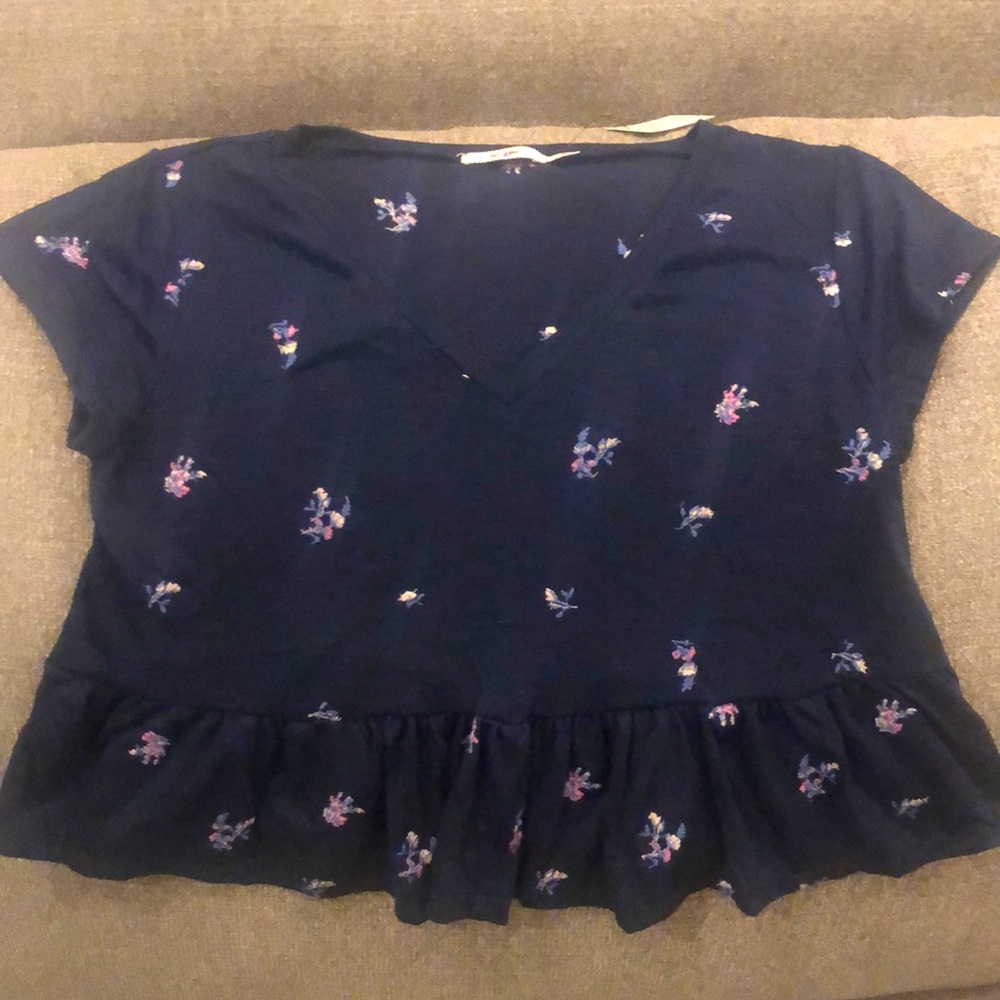 💕3/$19💕 Francesca's Navy Ruffle Crop Top
